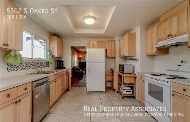 5302 S Oakes St - Photo 5 of 17