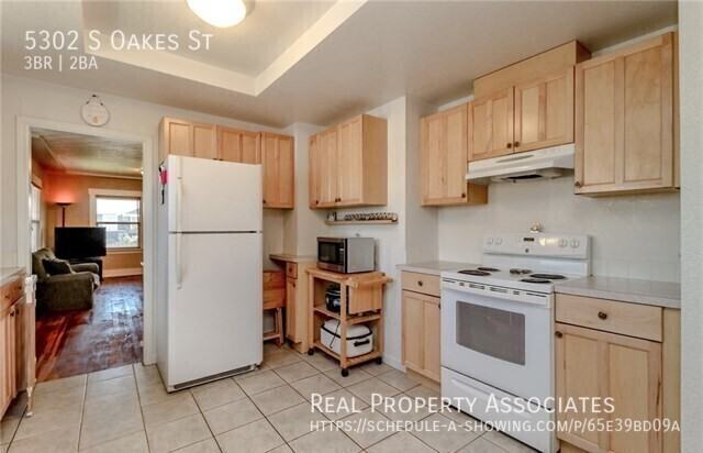 5302 S Oakes St - Photo 6 of 17