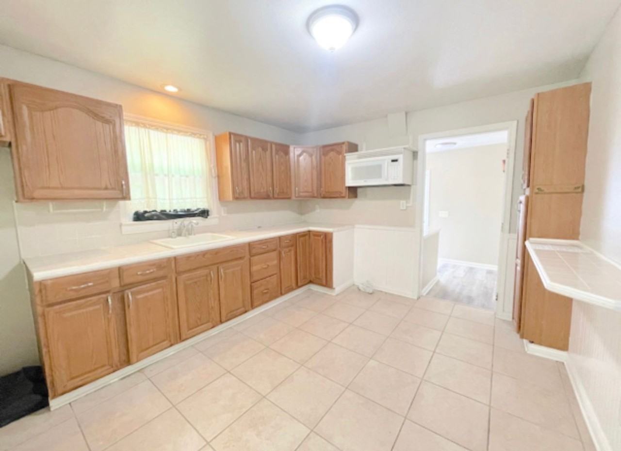 2039 Loxley Rd - Photo 4 of 7