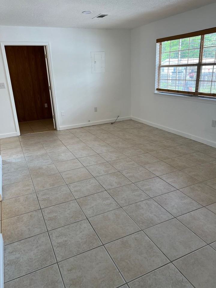 217 Bay St Nw - Photo 2 of 12