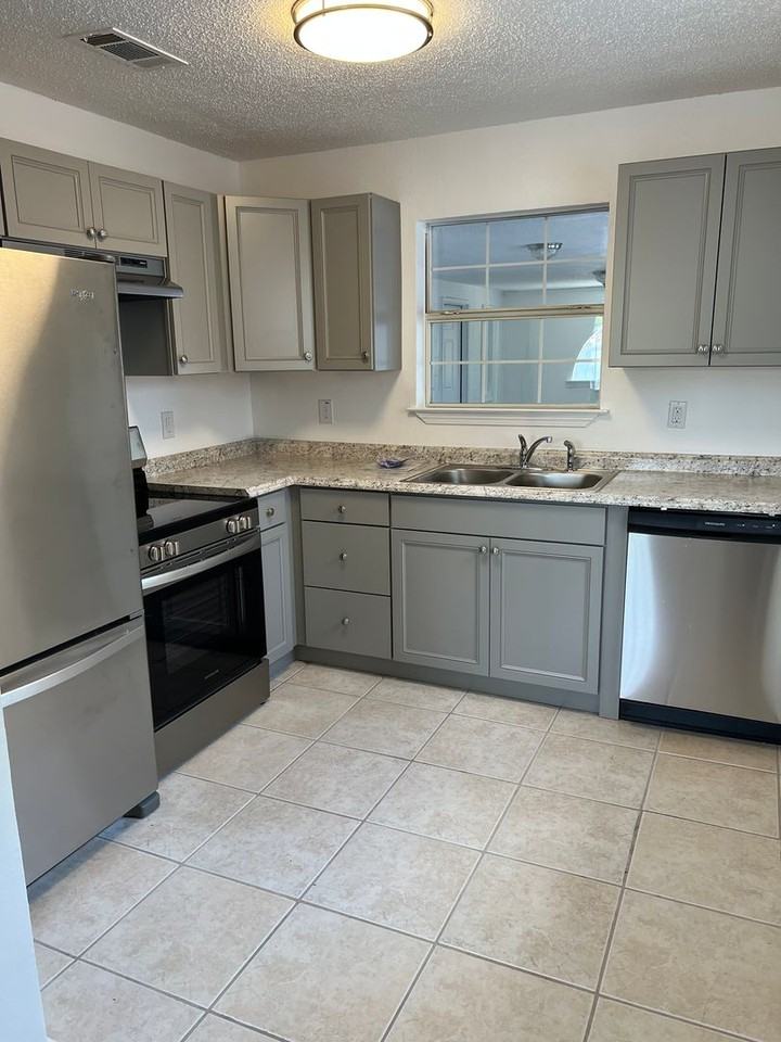 217 Bay St Nw - Photo 3 of 12