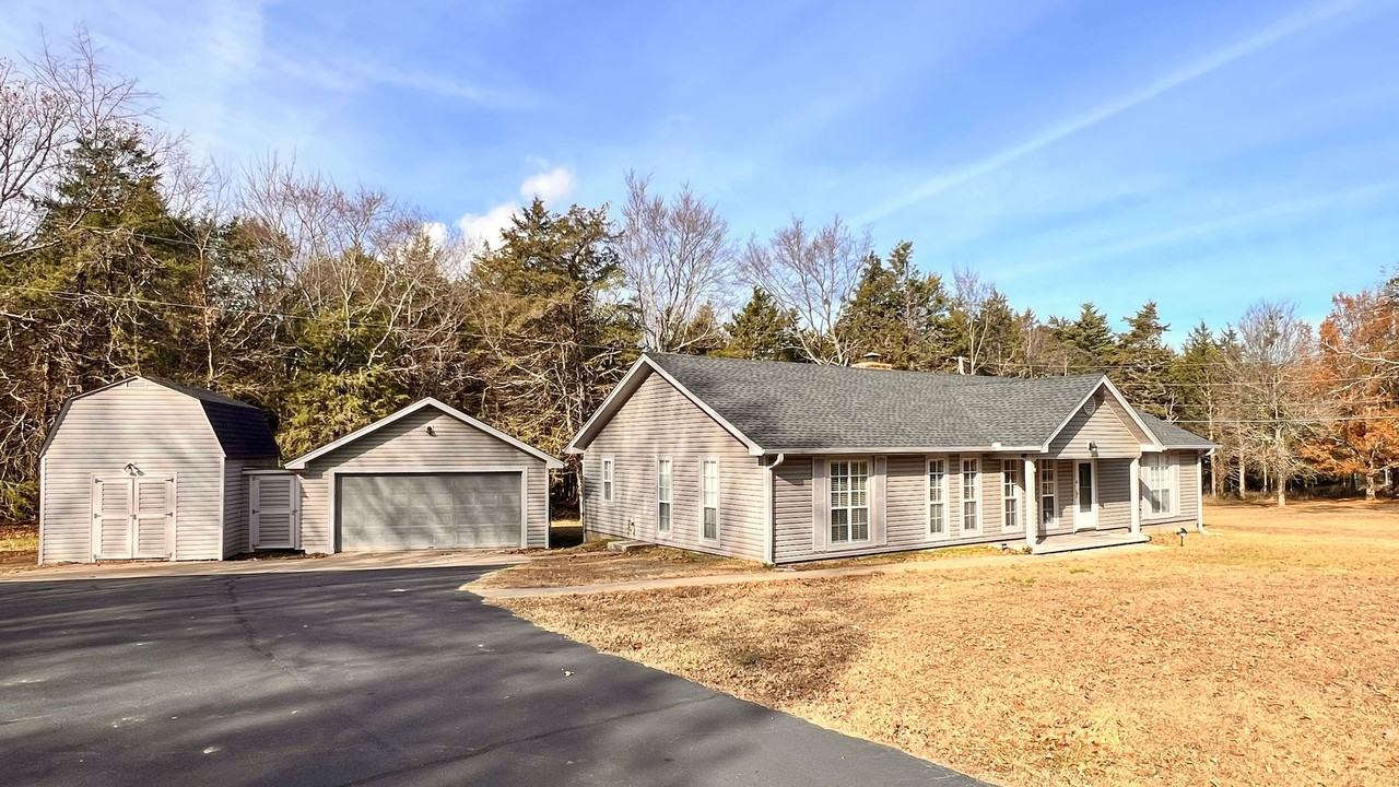 490 Scott Ln - Photo 2 of 37