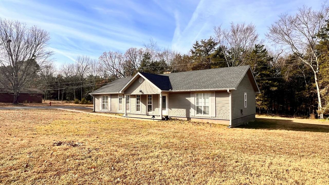 490 Scott Ln - Photo 3 of 37