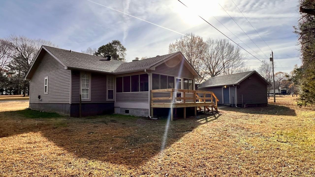 490 Scott Ln - Photo 4 of 37