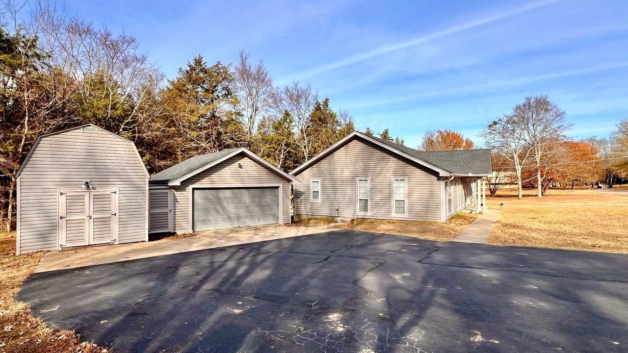 490 Scott Ln - Photo 6 of 37