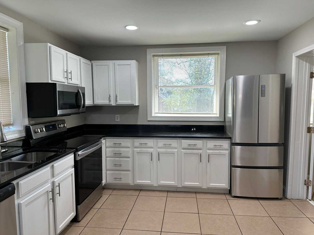 2415 Crestview Ave - Photo 3 of 12