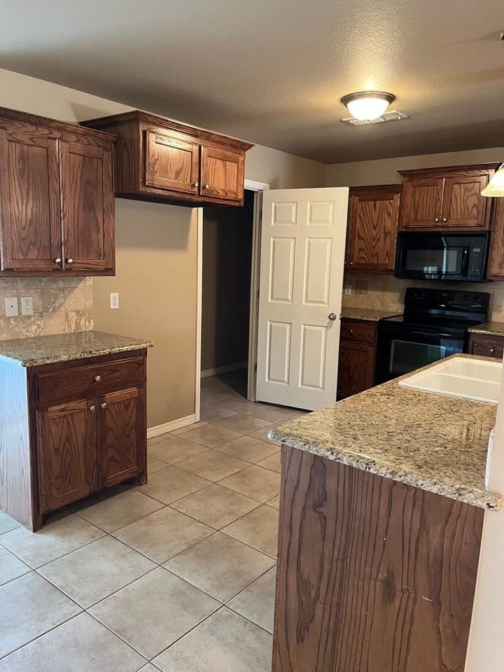 2800 Steves Way - Photo 4 of 17