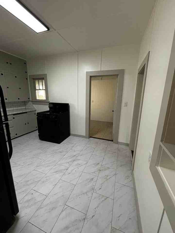 1100 W Wade St - Photo 5 of 20