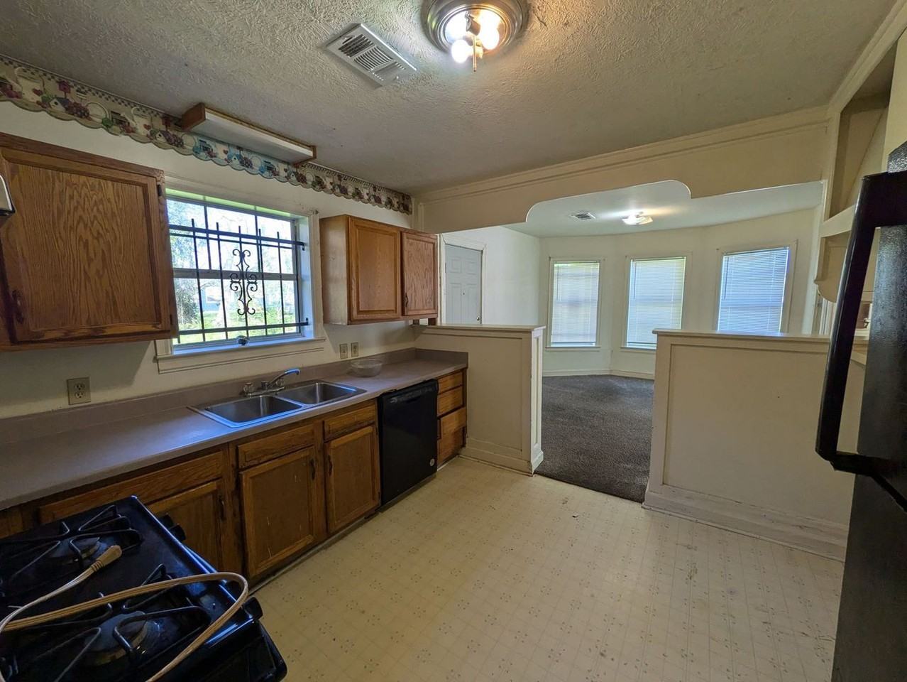 4670 Maddox St - Photo 6 of 16