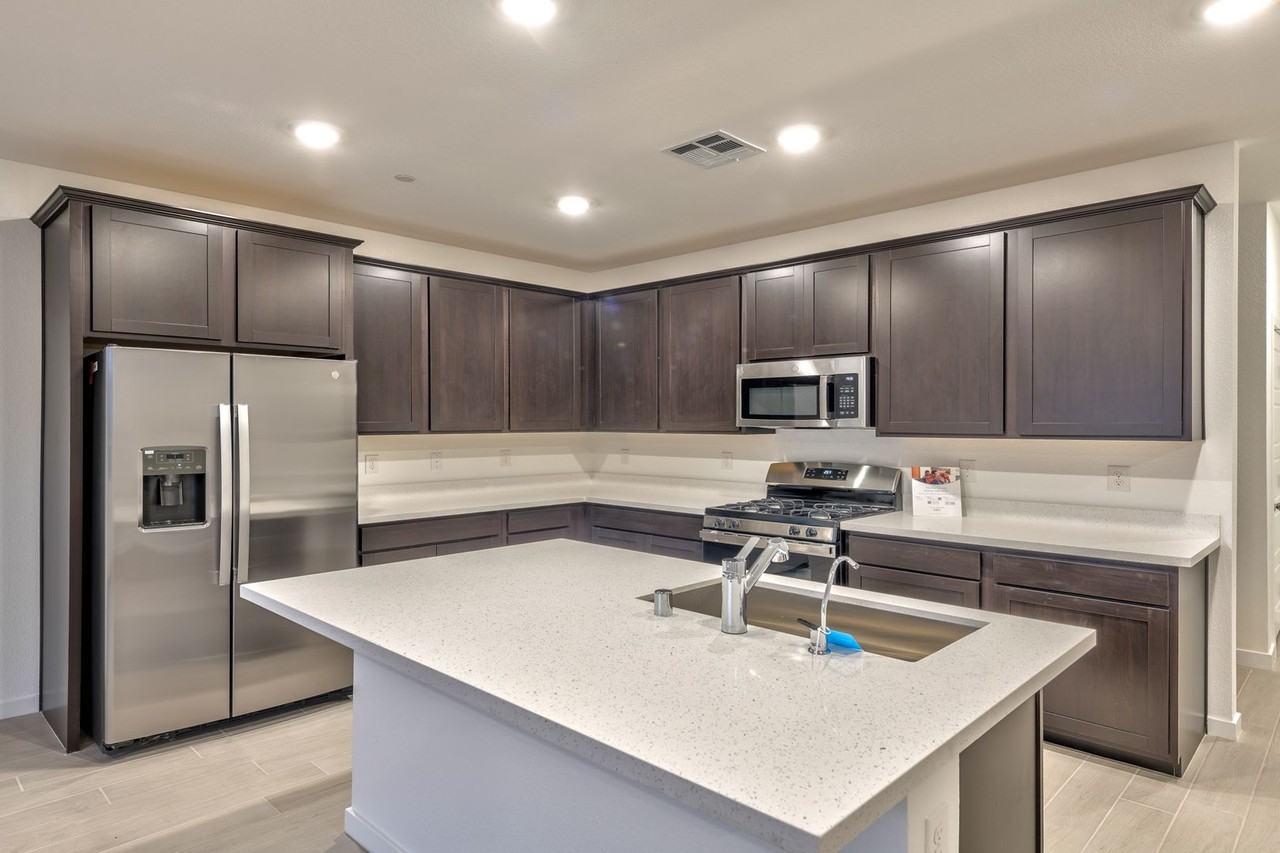 2553 Venetia Pointe St - Photo 5 of 15