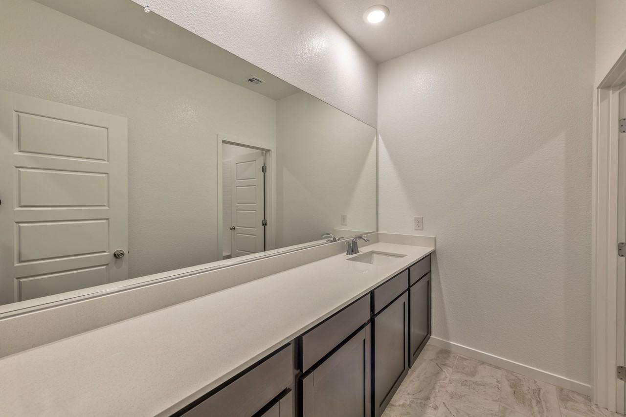 2553 Venetia Pointe St - Photo 6 of 15