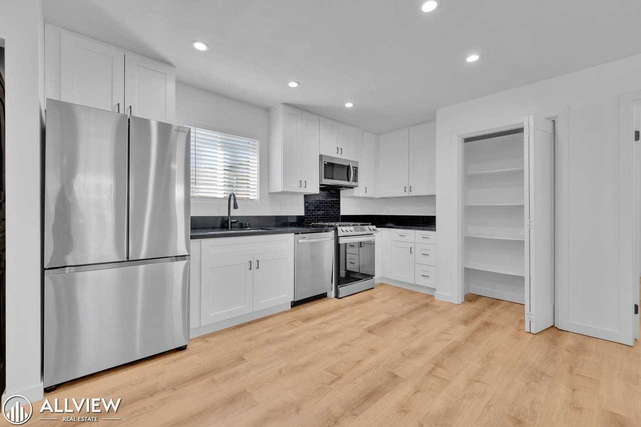 4616 36th St - Photo 3 of 20