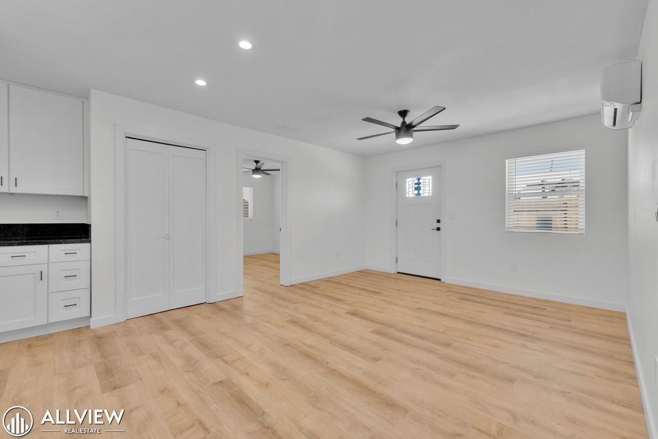 4616 36th St - Photo 6 of 20