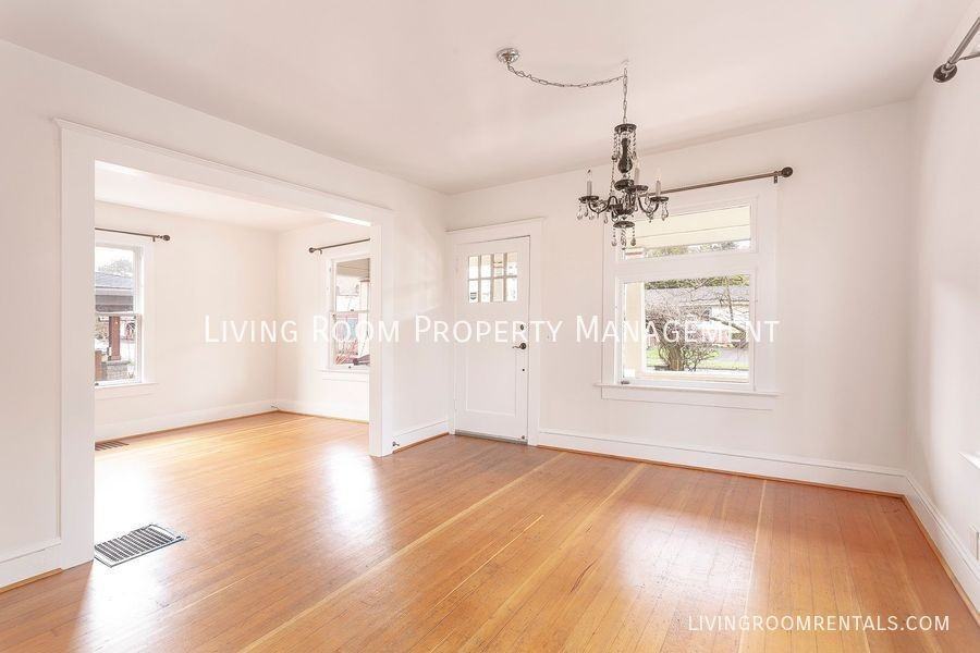 2735 Se 25th Ave - Photo 3 of 16