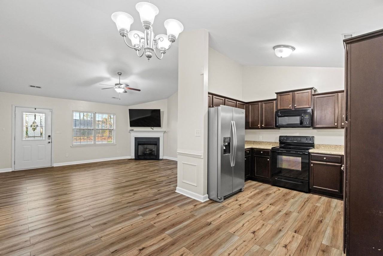 852 Old Folkstone Rd - Photo 2 of 20