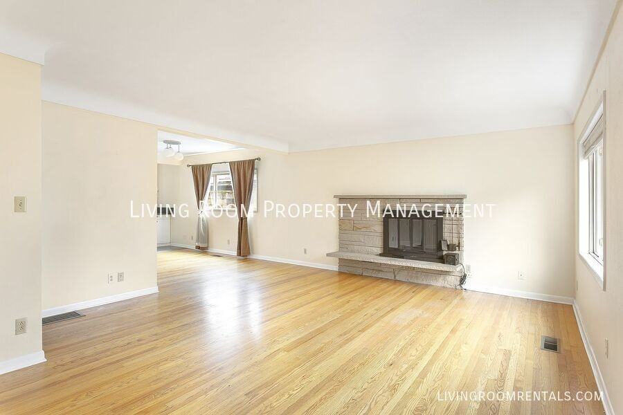 7034 N Wilbur Ave - Photo 2 of 15