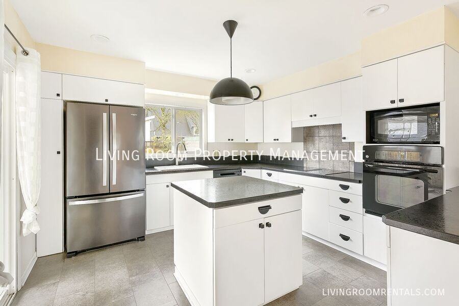 7034 N Wilbur Ave - Photo 5 of 15