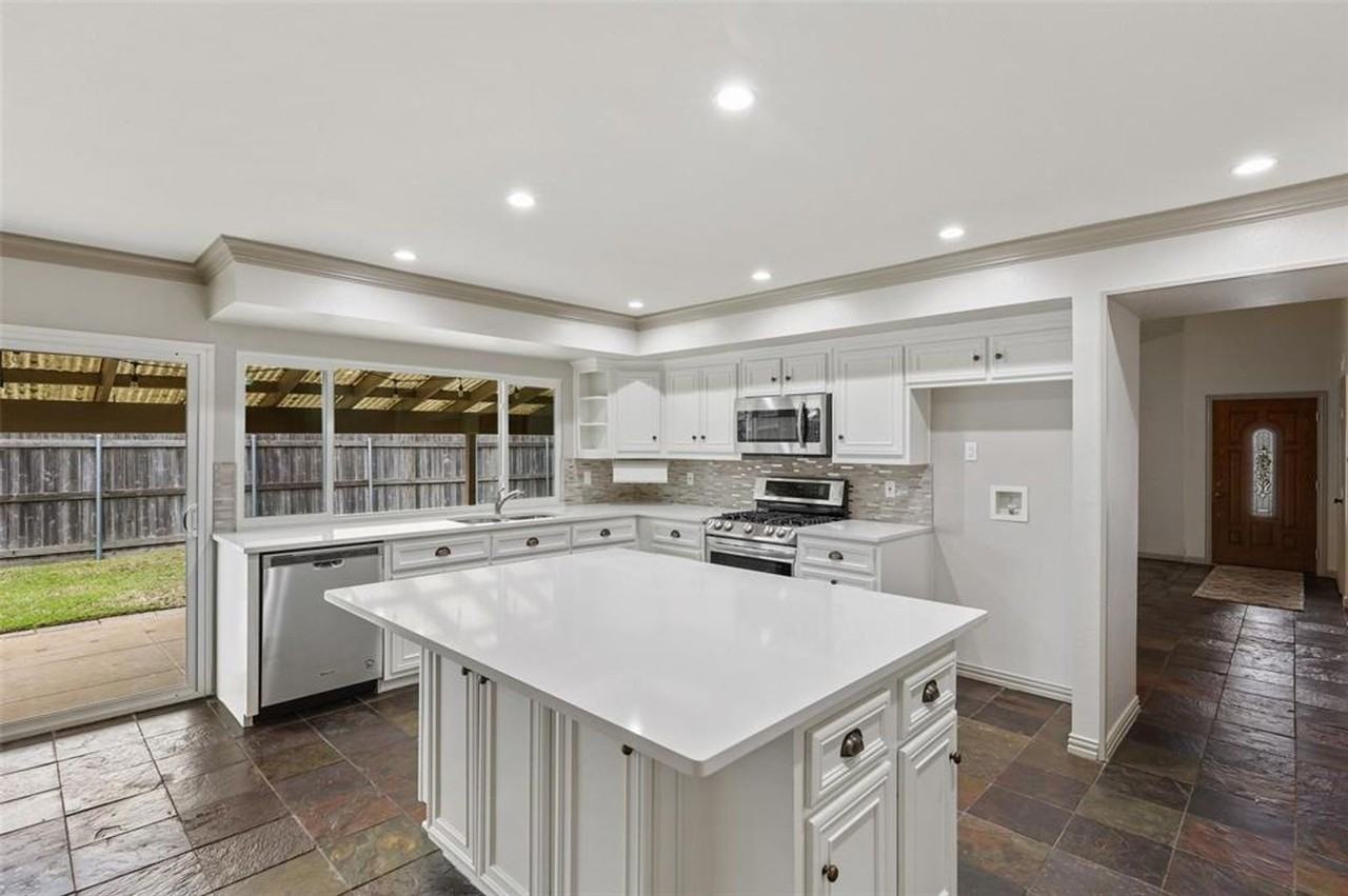 5009 Pemberton Ln - Photo 2 of 19