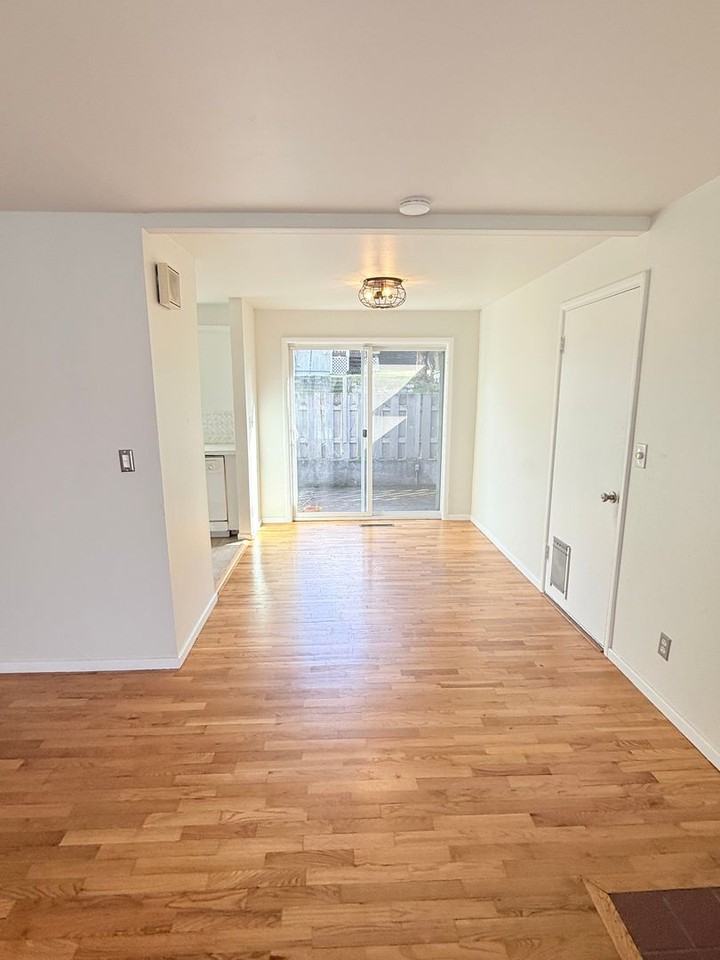 1004 Charlotte Ave W - Photo 4 of 16