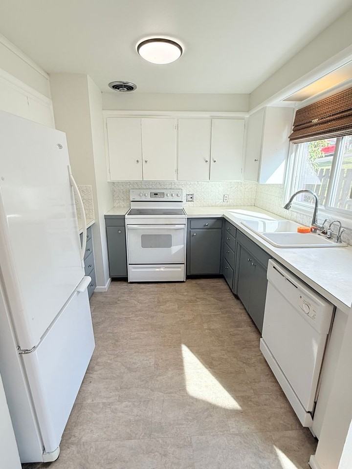 1004 Charlotte Ave W - Photo 5 of 16