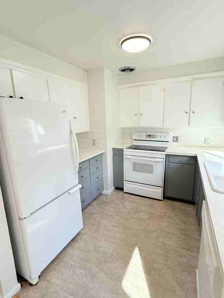 1004 Charlotte Ave W - Photo 6 of 16