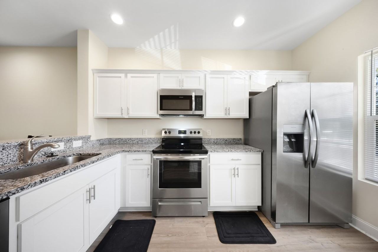 242 Admiration Ave - Photo 4 of 30