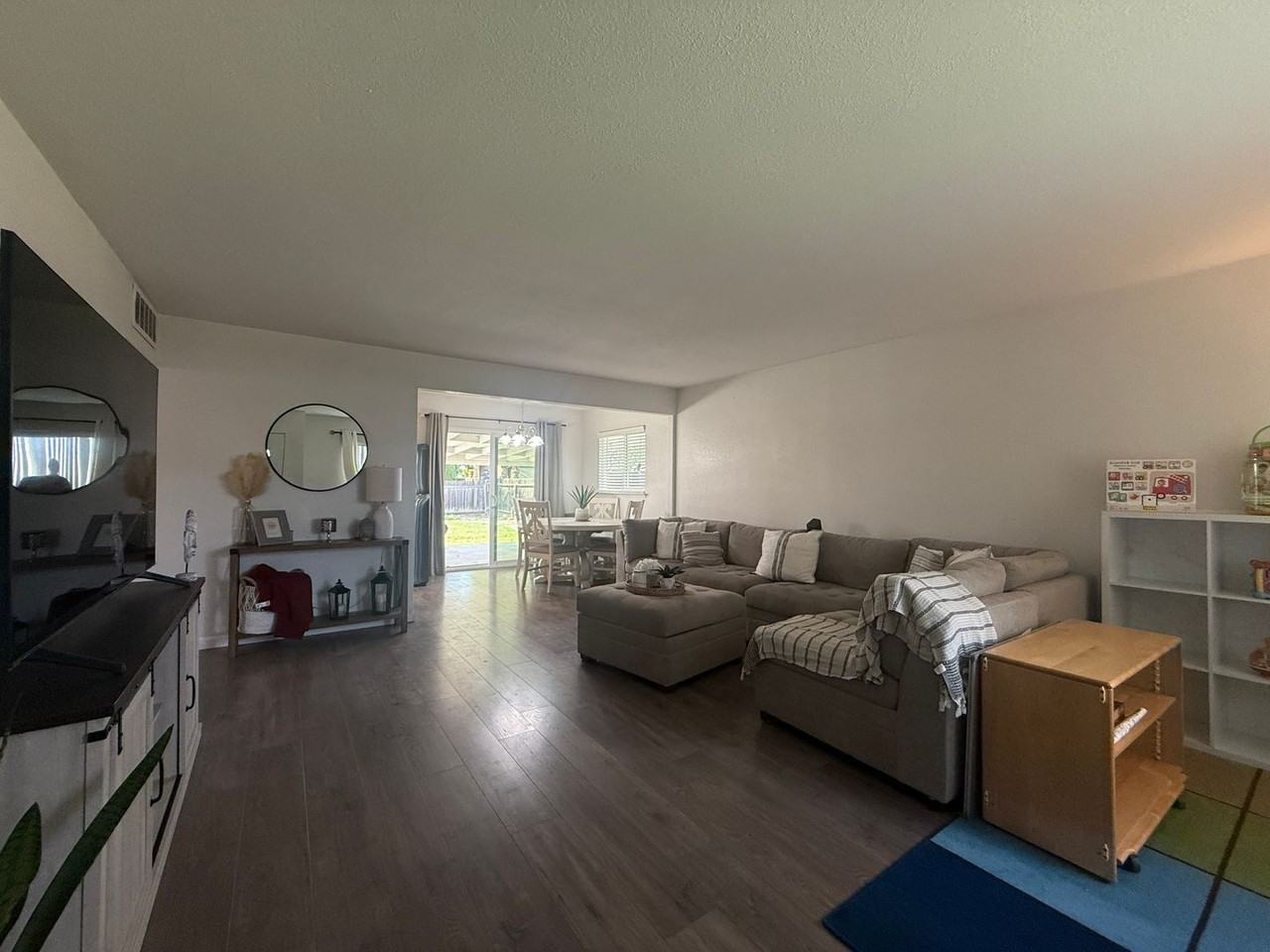 2505 S Encina St - Photo 5 of 31