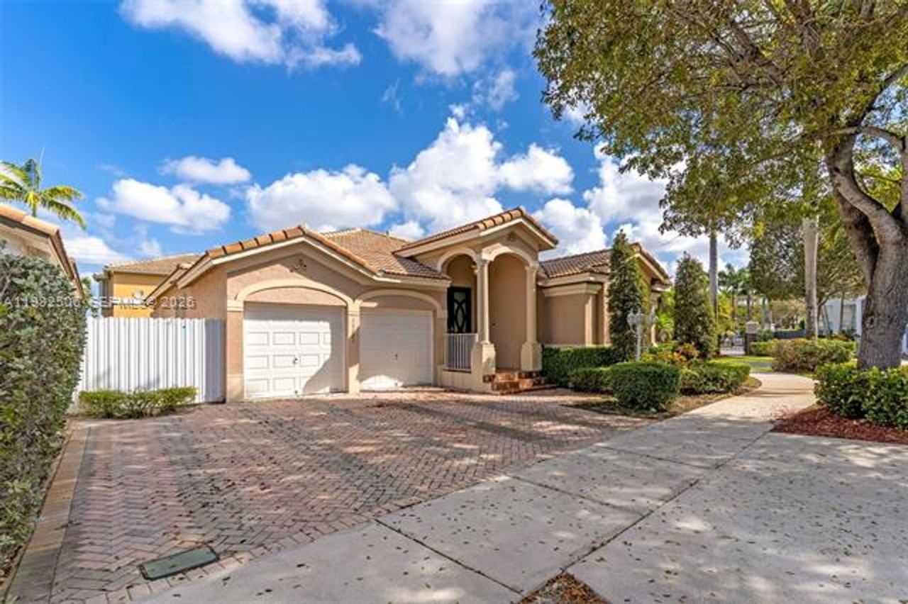 11221 Nw 48th Ter - Photo 2 of 31
