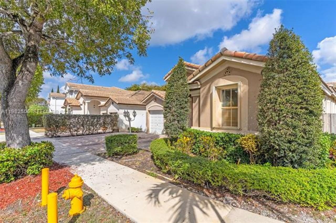 11221 Nw 48th Ter - Photo 3 of 31