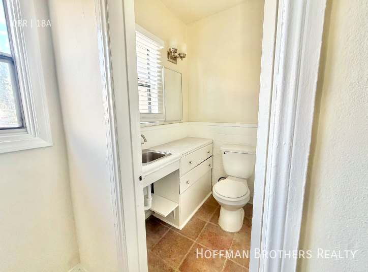 615 N Rossmore Ave #200 - Photo 2 of 4
