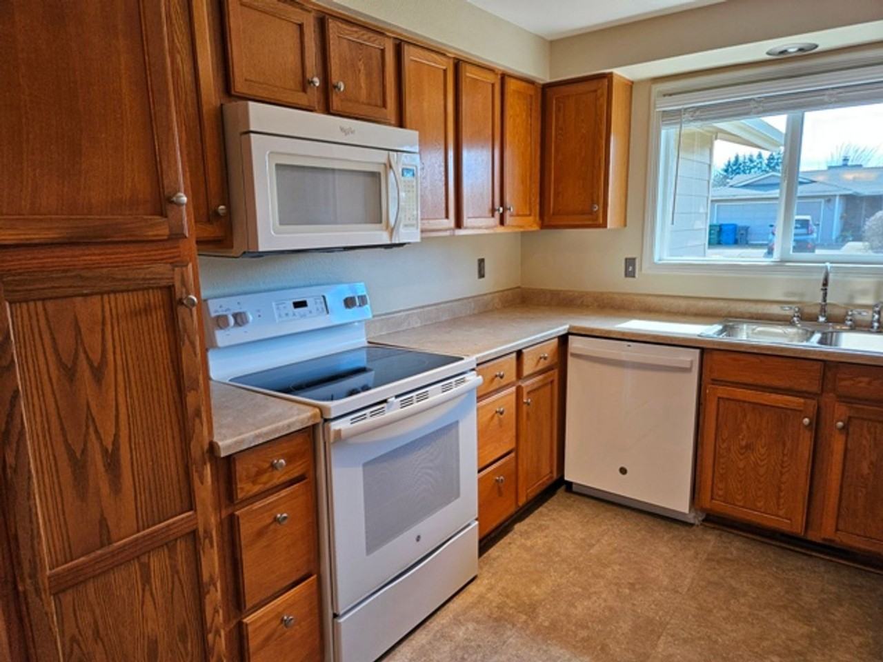 4555 Swallow Ct Ne - Photo 3 of 25