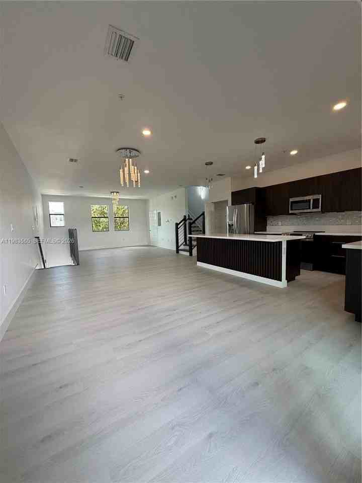 10479 Nw 82nd St - Photo 2 of 14