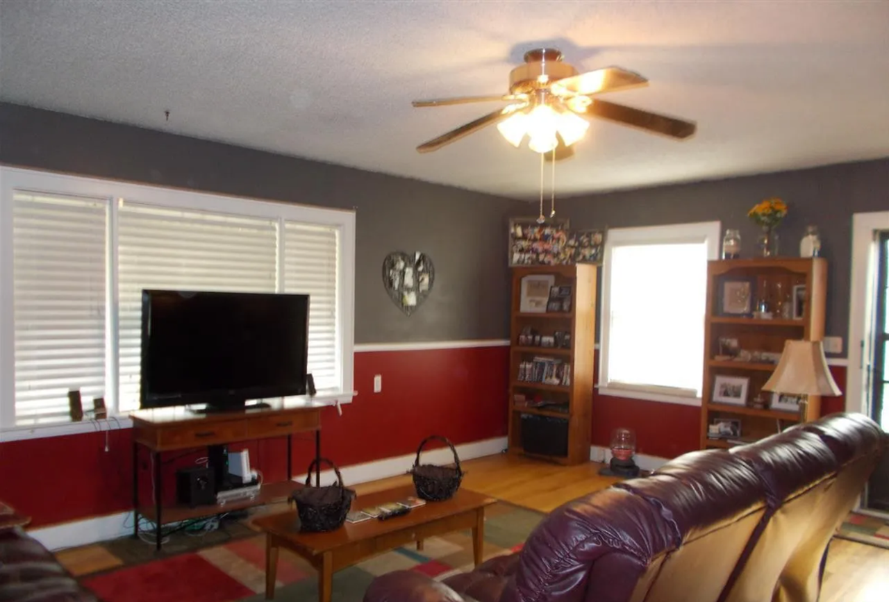 214 Nw Broadmoor Ave - Photo 4 of 11