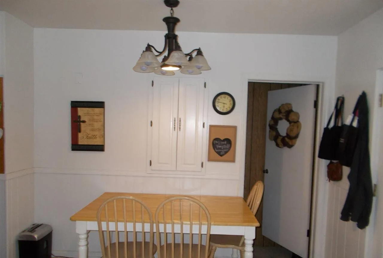 214 Nw Broadmoor Ave - Photo 7 of 11