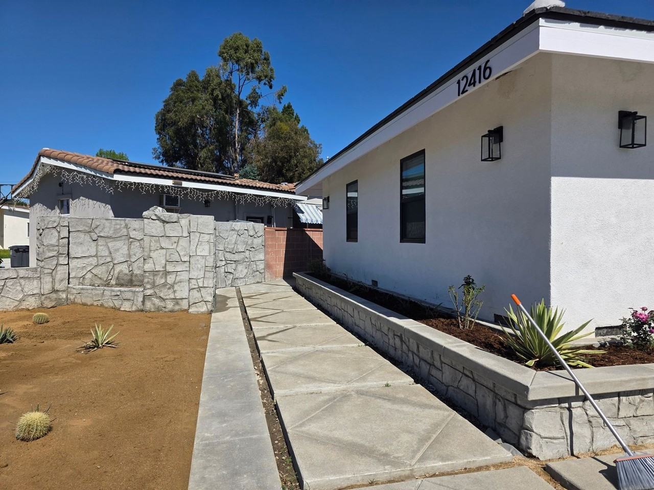 12416 Lambert Cir - Photo 2 of 13