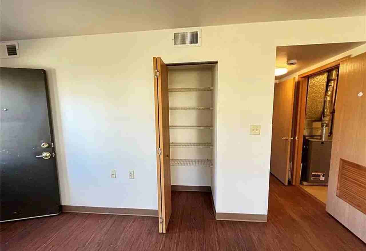 404 E Maple St - Photo 2 of 5