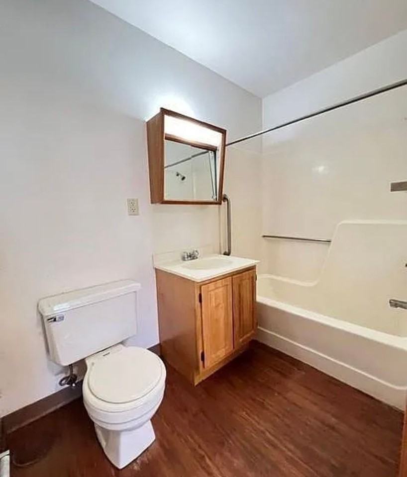 404 E Maple St - Photo 4 of 5
