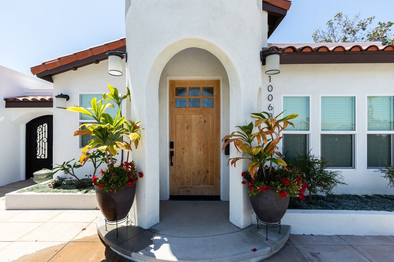 10068 Russell Ave - Photo 3 of 29