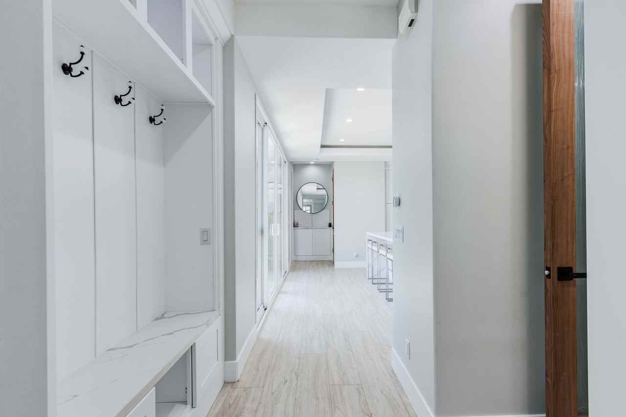 10068 Russell Ave - Photo 4 of 29