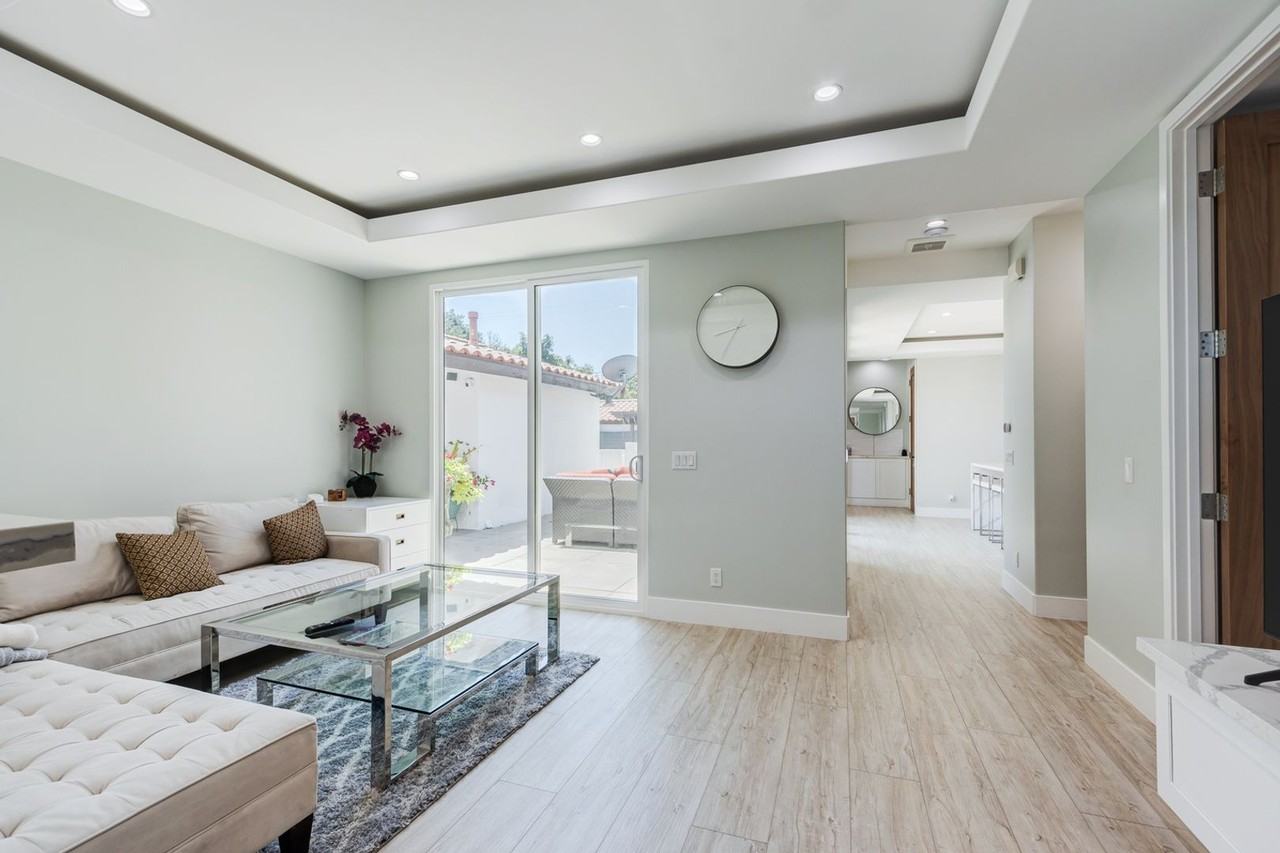 10068 Russell Ave - Photo 5 of 29