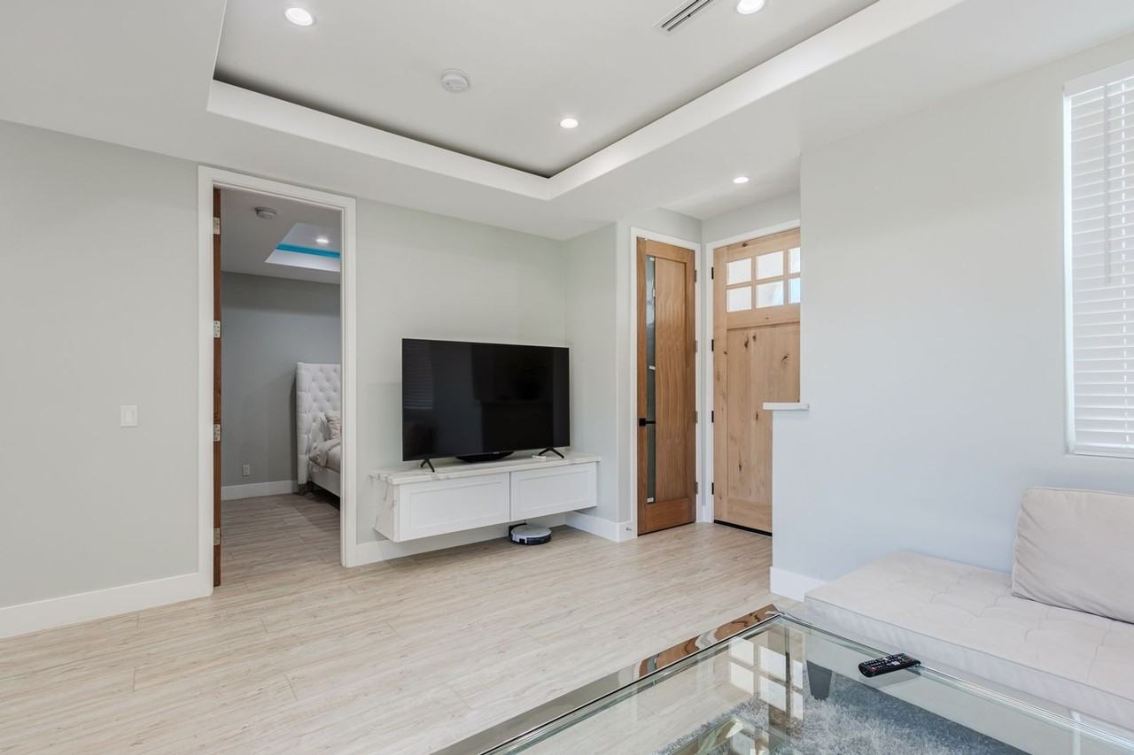 10068 Russell Ave - Photo 7 of 29