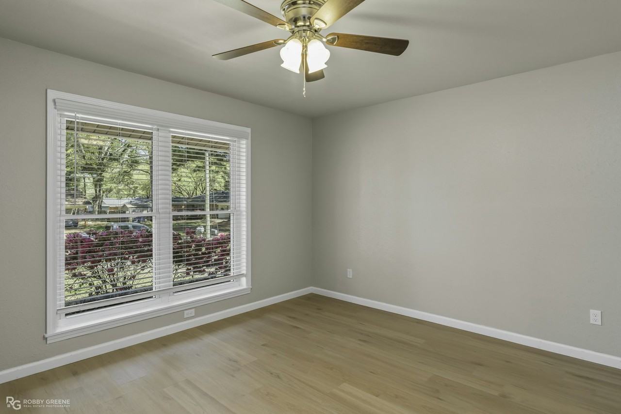 1045 Ridgewood Drive - Photo 4 of 36