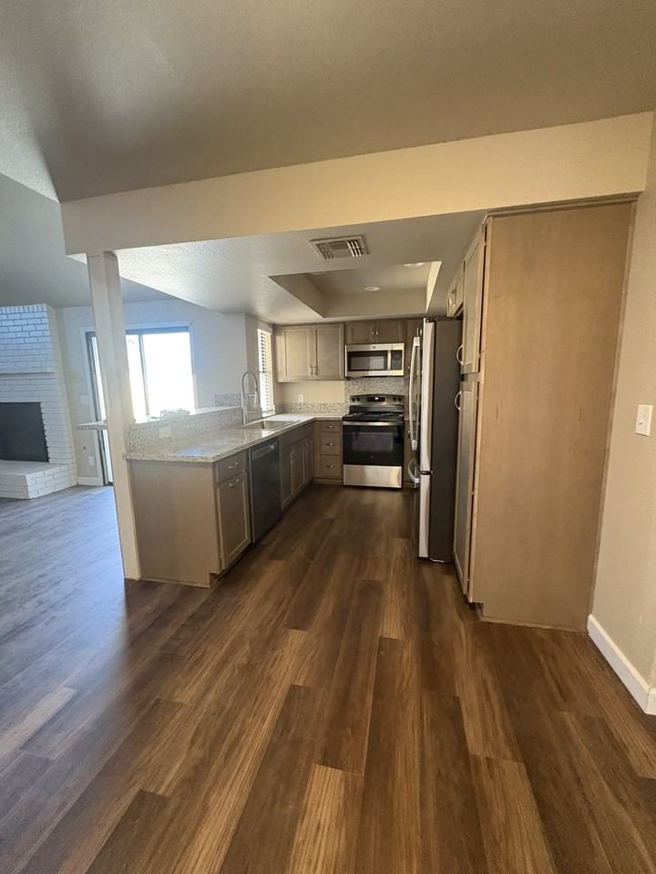 5095 W Kadota Ave #1 - Photo 4 of 23