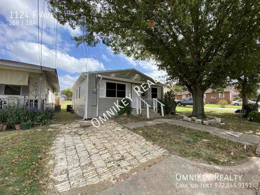 1124 F Ave - Photo 2 of 16