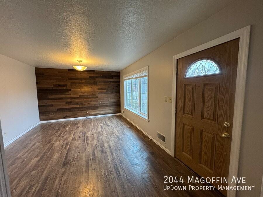2044 Magoffin Ave - Photo 4 of 34
