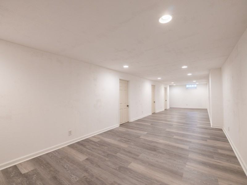 211 Sharen St - Photo 3 of 14