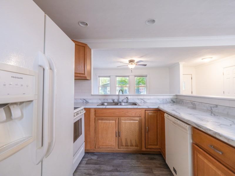 211 Sharen St - Photo 4 of 14