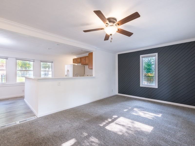 211 Sharen St - Photo 5 of 14