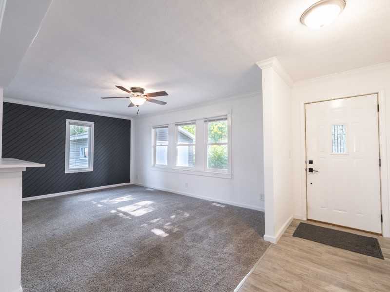 211 Sharen St - Photo 6 of 14