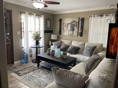 815 W 6th St - Photo 3 of 18